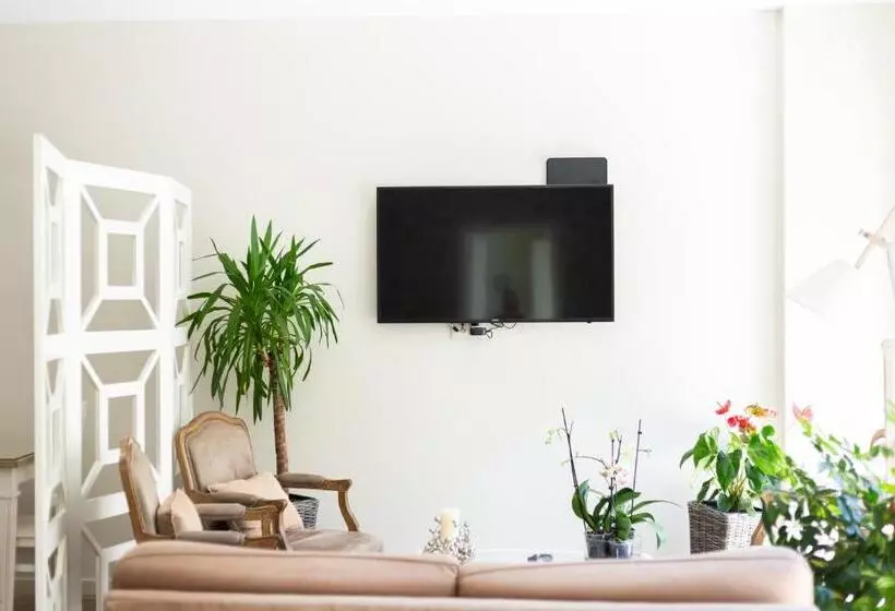 Majatalo Ester Guest House