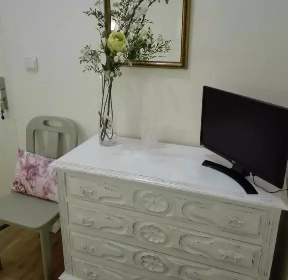 Majatalo Ester Guest House