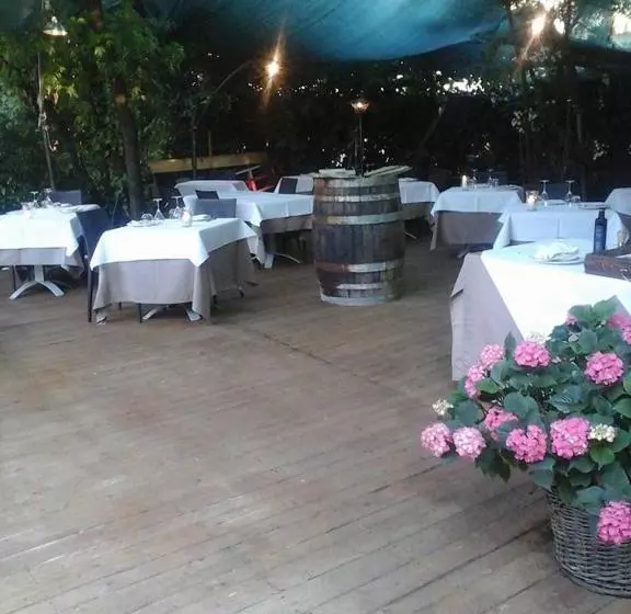 Retkeilymaja Antica Osteria Del Mirasole