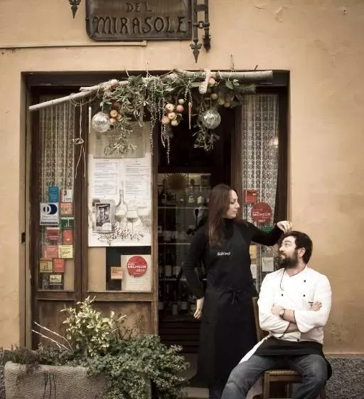 Retkeilymaja Antica Osteria Del Mirasole