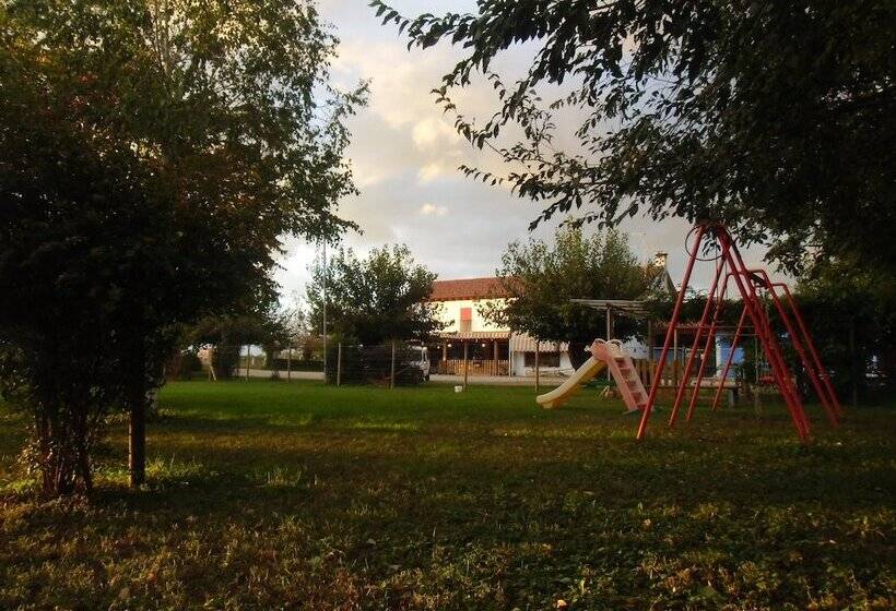 Отель Agriturismo Il Podere Vedelago With Alpaca, Friends And More