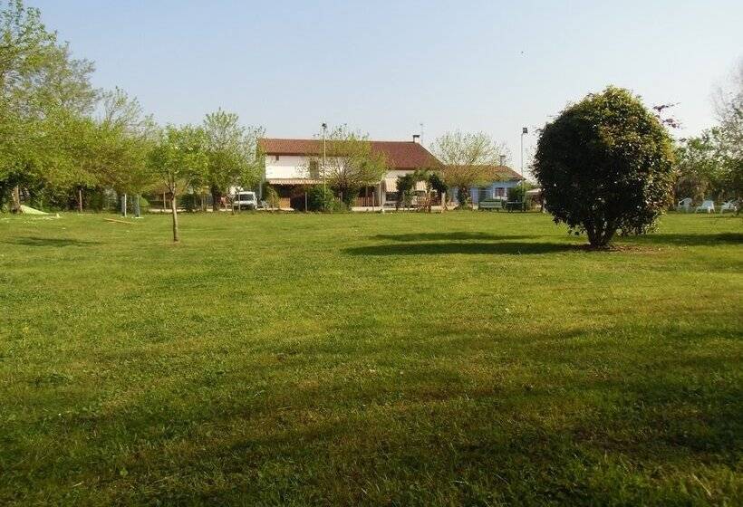 Отель Agriturismo Il Podere Vedelago With Alpaca, Friends And More