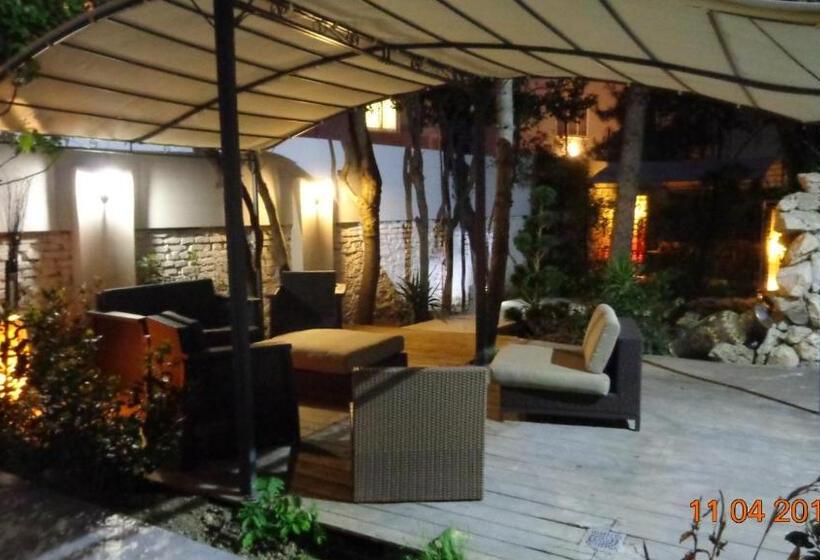 پانسیون Astoria Golden House