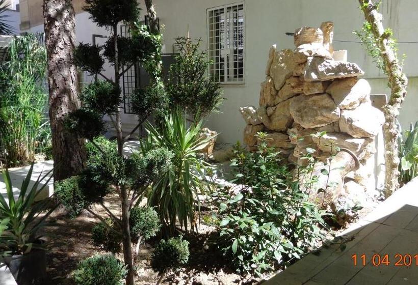 پانسیون Astoria Golden House