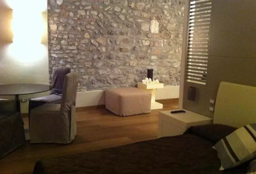 Majatalo Oreste Suite