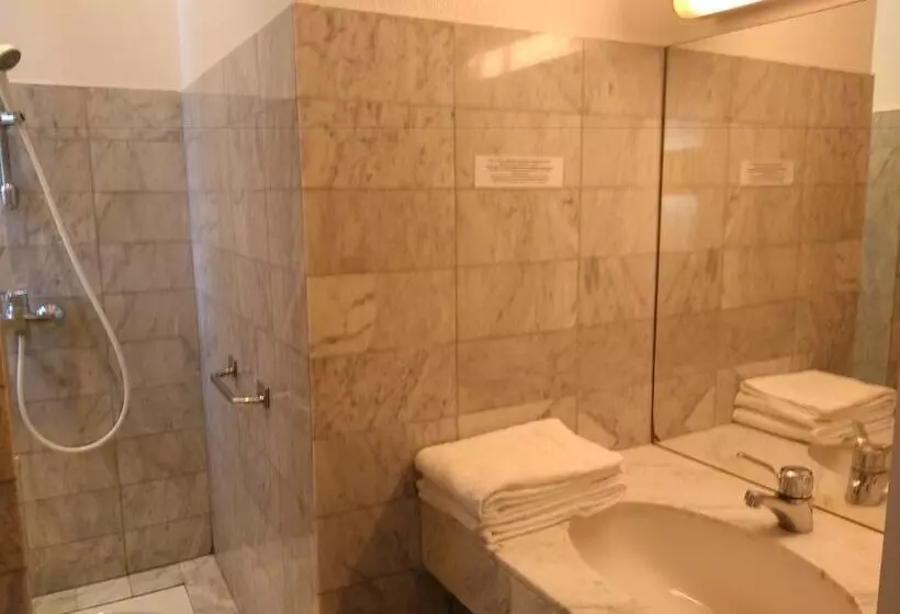 ホテル Hôtel Belleville