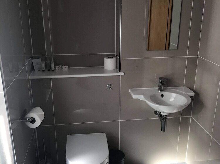 فندق صغير The Claremont Inn