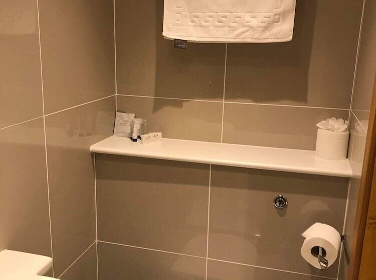 فندق صغير The Claremont Inn