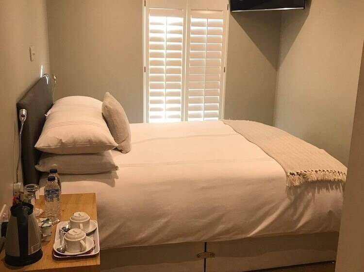 فندق صغير The Claremont Inn