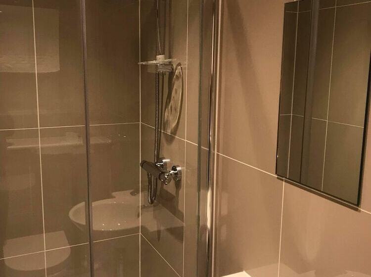 فندق صغير The Claremont Inn