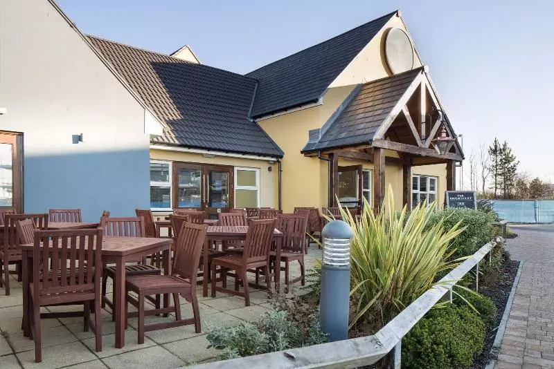 ホテル The Raven’s Cliff Lodge By Marston S Inns