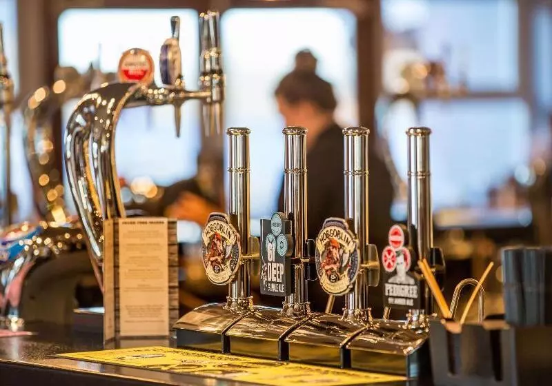 ホテル The Raven’s Cliff Lodge By Marston S Inns