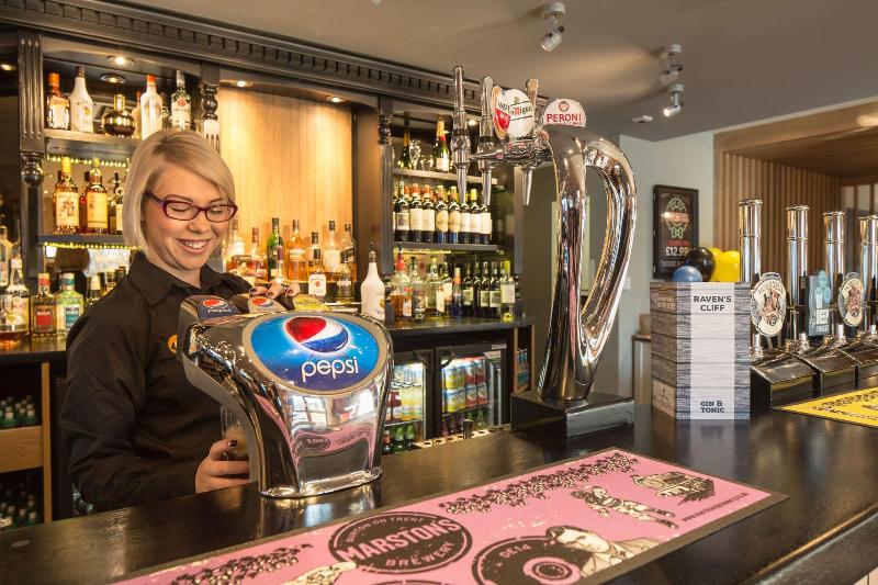 فندق The Raven’s Cliff Lodge By Marston S Inns