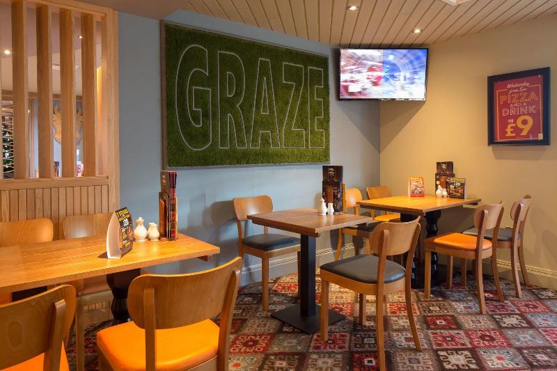 فندق The Raven’s Cliff Lodge By Marston S Inns