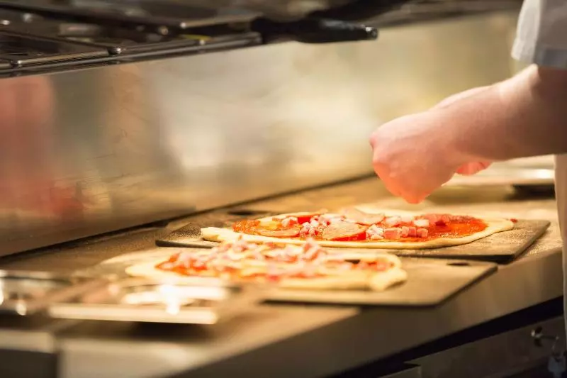 ホテル The Raven’s Cliff Lodge By Marston S Inns