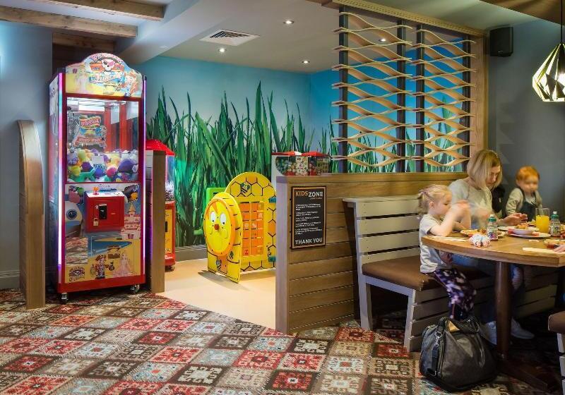 فندق The Raven’s Cliff Lodge By Marston S Inns