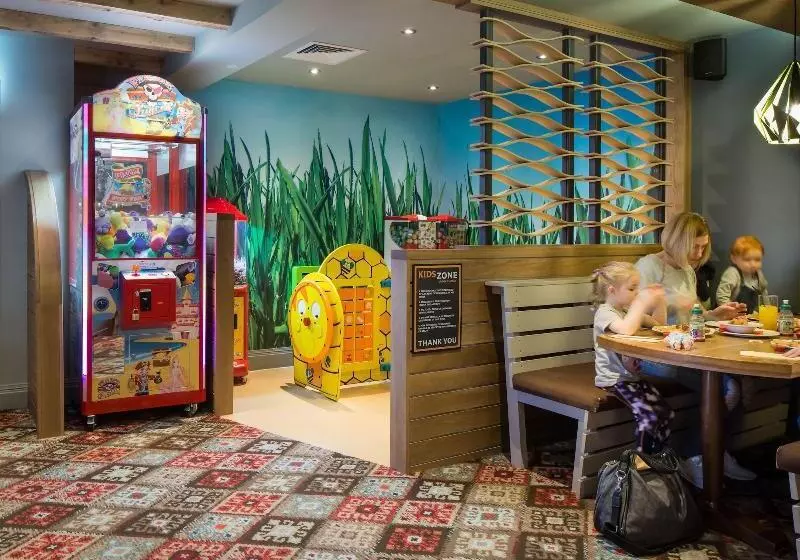 ホテル The Raven’s Cliff Lodge By Marston S Inns