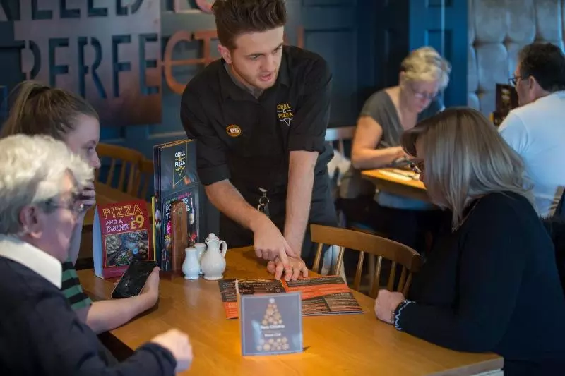 ホテル The Raven’s Cliff Lodge By Marston S Inns