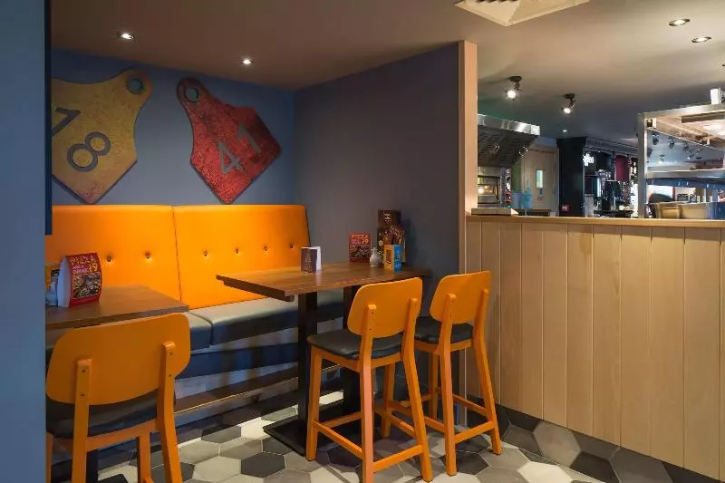 ホテル The Raven’s Cliff Lodge By Marston S Inns