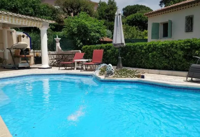 ペンション Villa Plein Sud à 900m Du Centre De Cavalaire Sur Mer   Chambre Climatisée   Piscine   Spa  Calme Et