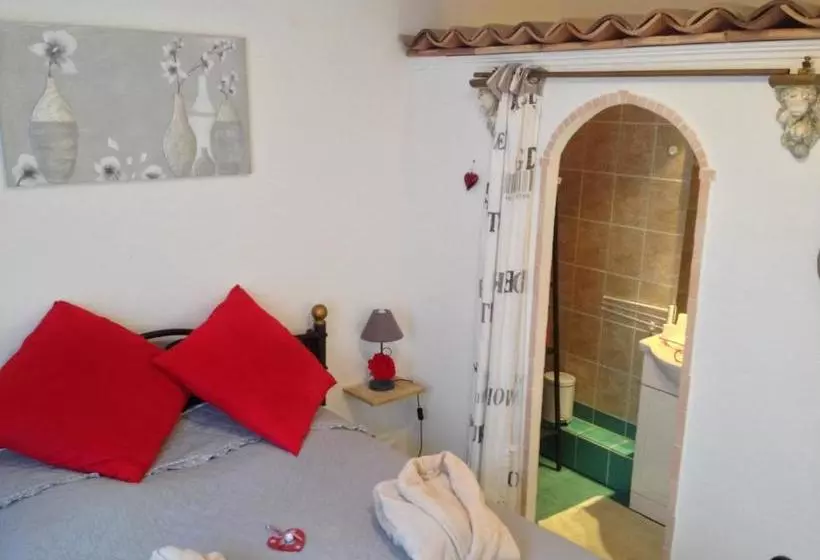 ペンション Villa Plein Sud à 900m Du Centre De Cavalaire Sur Mer   Chambre Climatisée   Piscine   Spa  Calme Et