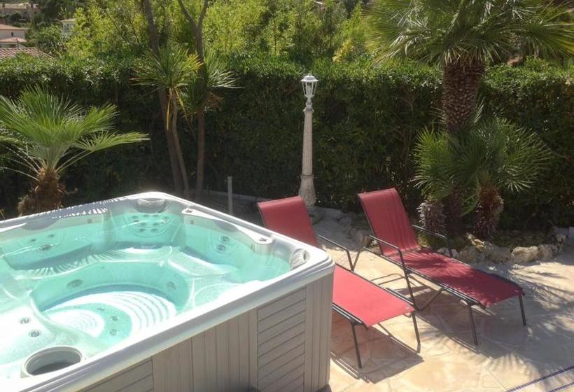 ペンション Villa Plein Sud à 900m Du Centre De Cavalaire Sur Mer   Chambre Climatisée   Piscine   Spa  Calme Et