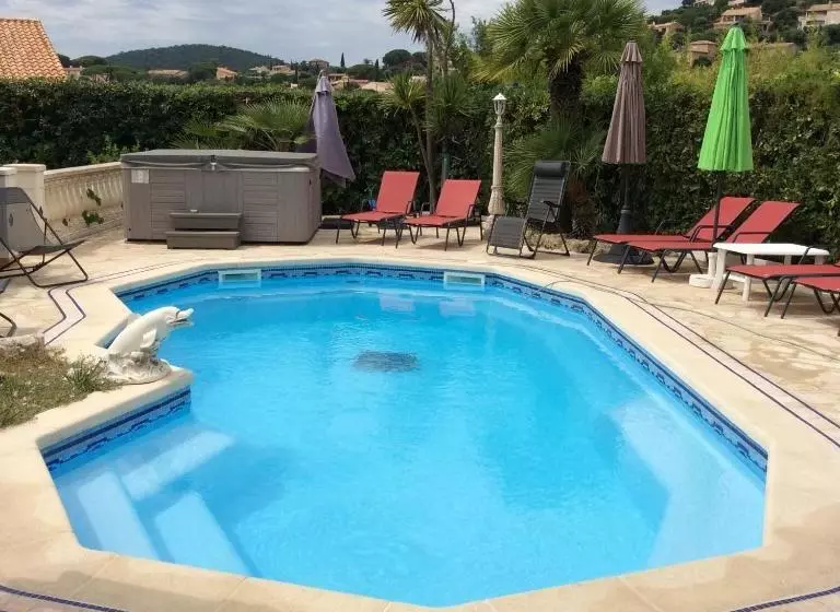 ペンション Villa Plein Sud à 900m Du Centre De Cavalaire Sur Mer   Chambre Climatisée   Piscine   Spa  Calme Et