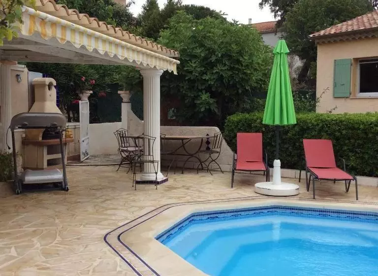 ペンション Villa Plein Sud à 900m Du Centre De Cavalaire Sur Mer   Chambre Climatisée   Piscine   Spa  Calme Et