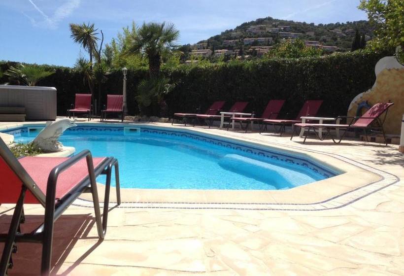 ペンション Villa Plein Sud à 900m Du Centre De Cavalaire Sur Mer   Chambre Climatisée   Piscine   Spa  Calme Et
