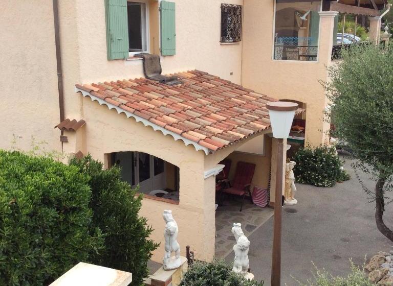 ペンション Villa Plein Sud à 900m Du Centre De Cavalaire Sur Mer   Chambre Climatisée   Piscine   Spa  Calme Et