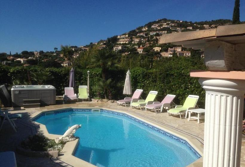 ペンション Villa Plein Sud à 900m Du Centre De Cavalaire Sur Mer   Chambre Climatisée   Piscine   Spa  Calme Et