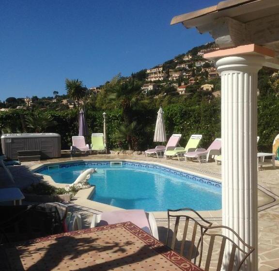 ペンション Villa Plein Sud à 900m Du Centre De Cavalaire Sur Mer   Chambre Climatisée   Piscine   Spa  Calme Et