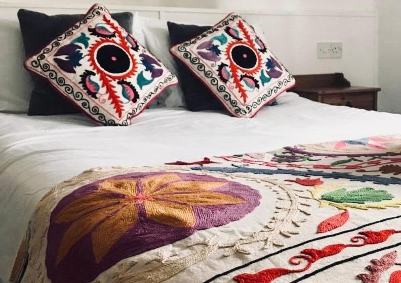 הוסטל The Mousetrap Inn