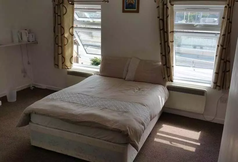 پانسیون 140 Midland Road
