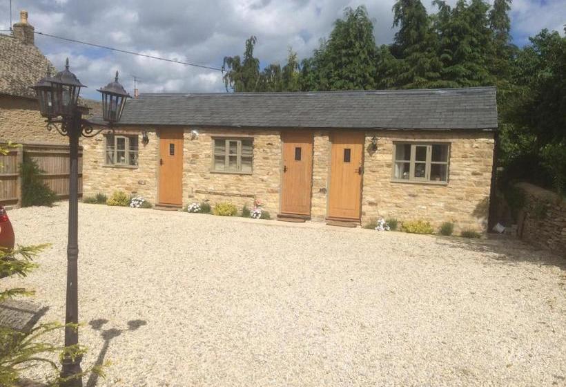 فندق صغير The Salford Inn