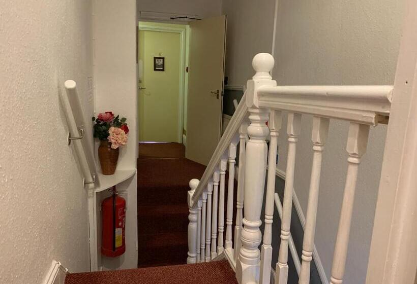 פנסיון St Anne S Road Guest House