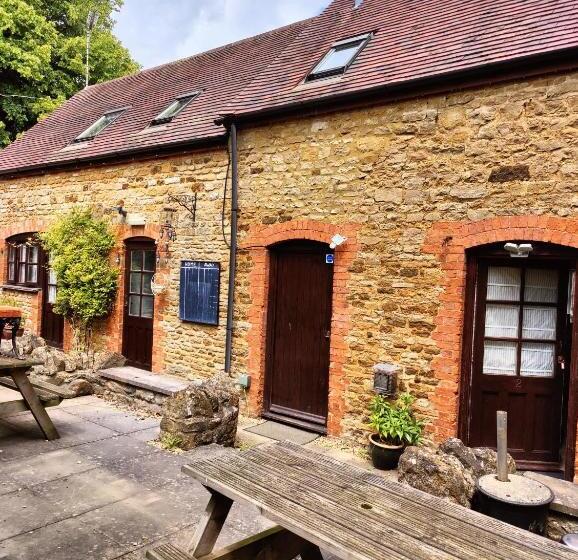 بنسيون The Lampet Arms