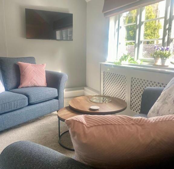 Общежитие The White Hart Apartment Valley View