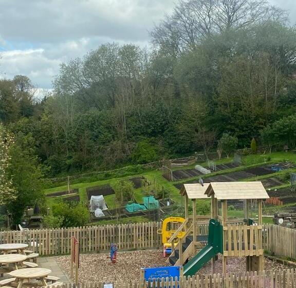 Общежитие The White Hart Apartment Valley View