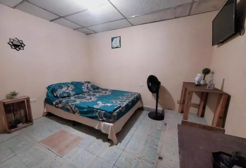 هتل Pool House Hostel