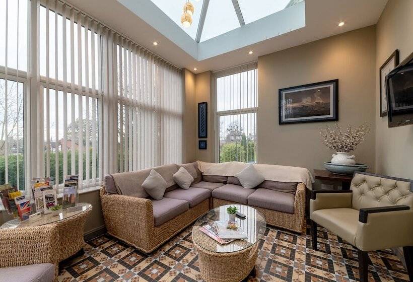 펜션 Charades Guest House