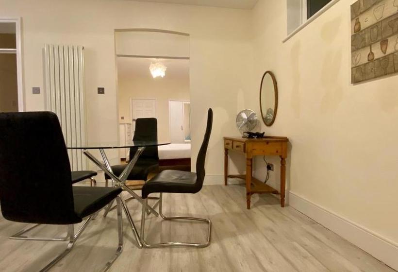 פנסיון Parkstone Guest House