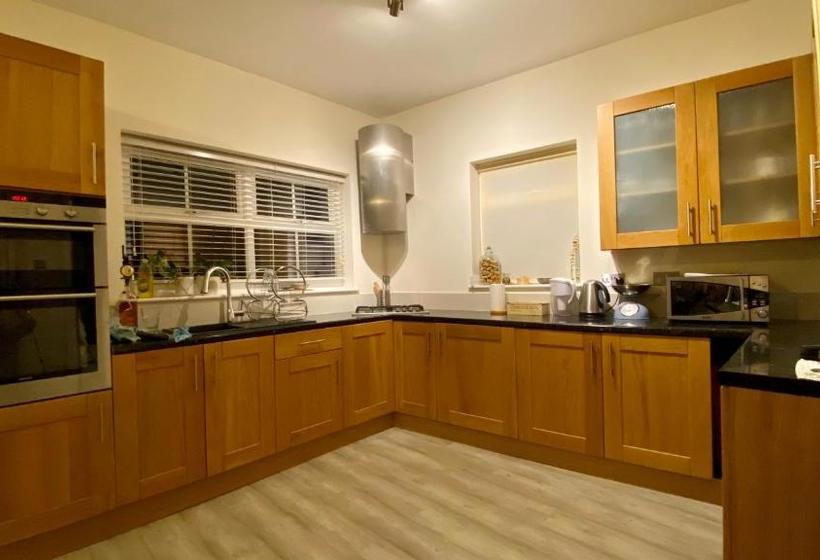 פנסיון Parkstone Guest House