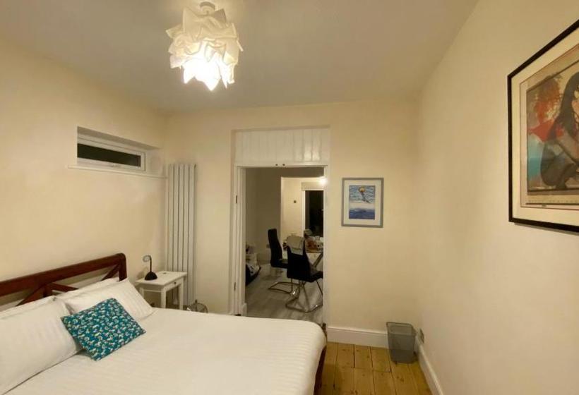 פנסיון Parkstone Guest House