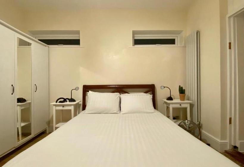 פנסיון Parkstone Guest House