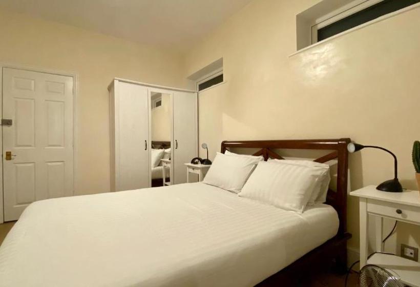 פנסיון Parkstone Guest House