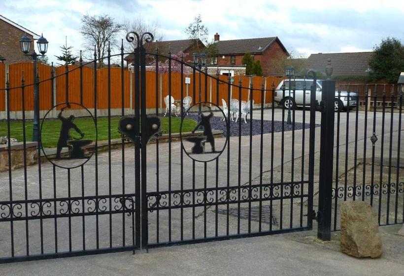 بنسيون Smithy Lodge Guest House