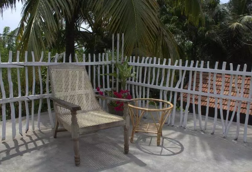 Majatalo Lotus Surf House