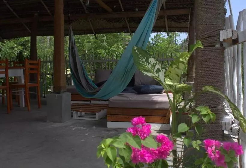 Majatalo Lotus Surf House