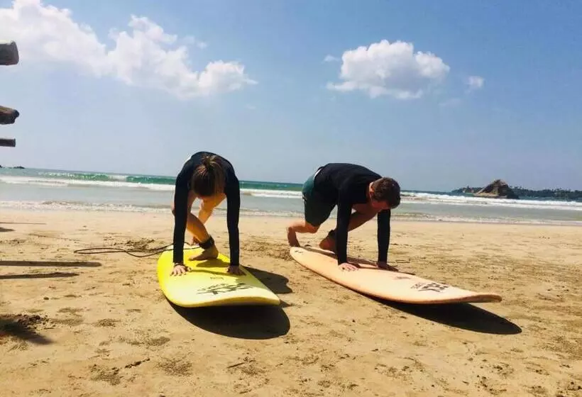 Majatalo Lotus Surf House